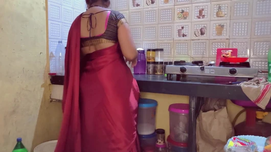 Bölüm 2, Hint seksi üvey erkek arkadaşıyla konuşurken üvey oğlu tarafından yakalandı