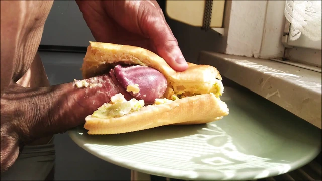 Birinde iki video: yemeğe boşalma ve boşalmadan önce üstüme işiyor.