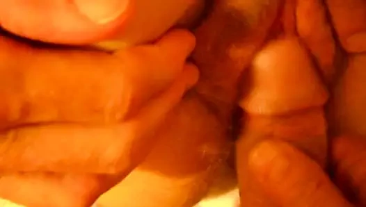 Sürtünme karısının klitorisi ve kıllı am üzerinde cumming