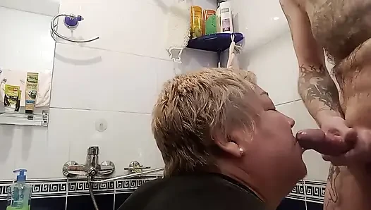 Yüze, ağza, memelere ve amına döl yalıyor