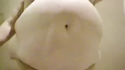 Kocaman yuvarlak şişko göbeğini sergiliyor!