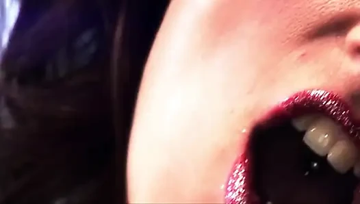 Olgun orta yaşlı seksi kadın götünü genişletir