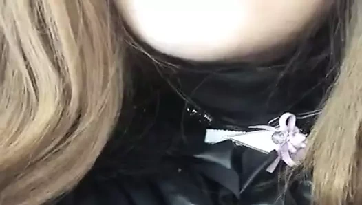 Humm... endişeli... herkesin içinde bir sürtük olmak