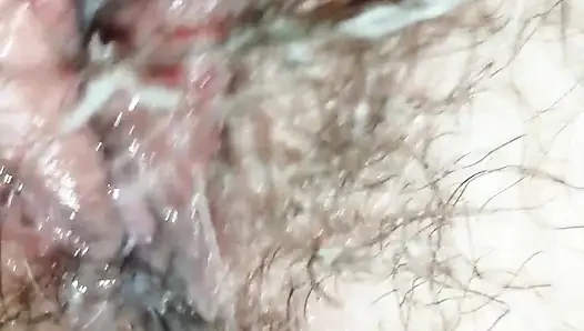 Orgazm olmak için amcığını ovuyor