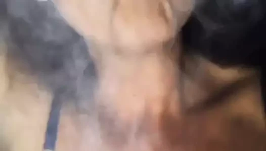 Sigara içen orta yaşlı seksi kadın