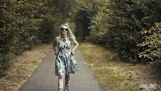 Yaramaz üniversiteli kız ünlü ormanda teşhirciyle dolu yürüyor