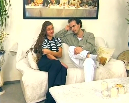 Mükemmel esmer Alman sürtük yatakta sert sikişiyor