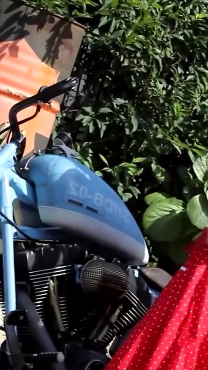 Ключевой момент из "Немецкая блондинка кам-модель болтает ее сиськами на мотоцикле, а после этого она делает шоу в EroticOnly!"