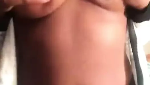 o göğüsleri emmek