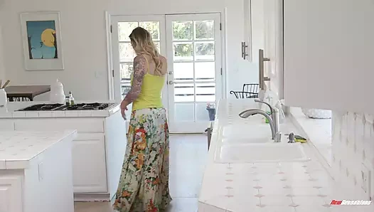 Sarışın aldatan orta yaşlı seksi üvey anne Brooke Banner mükemmel sikişti