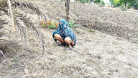 Komal, yolun kenarında böyle ağlıyorsun, insanların arazisi ayakta, değil mi?