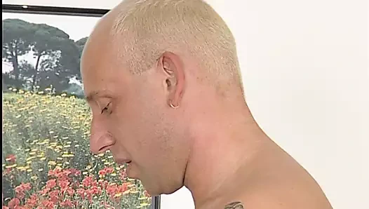 Blonde Milf Susi wird von Stefan auf der Couch gefickt