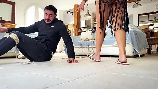 Latin kadın sıkı bir hogtie içindeyken itaatkarında her gıdıklama noktasını buluyor
