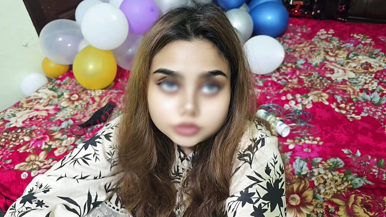 Pakistanlı güzel viral kız erkek arkadaşıyla eğleniyor