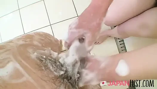 Yakın çekim Japon orta yaşlı seksi kadın amcık yarak alıyor ve dölleniyor