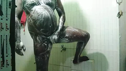 Üvey erkek kardeş duşta döl yutuyor, genç üvey kız kardeş yaşlı üvey erkek kardeşinin yarağını emiyor ve boşalıyor