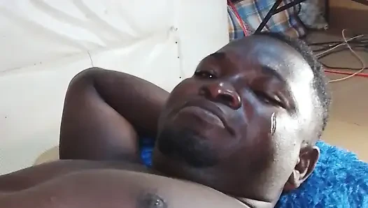 Bu Afrikalı siyah yarak yumuşak