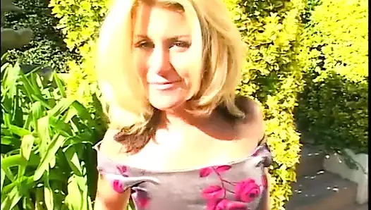 Sürtük yarak emdikten ve götünü ve amını siktirdikten sonra dölleniyor