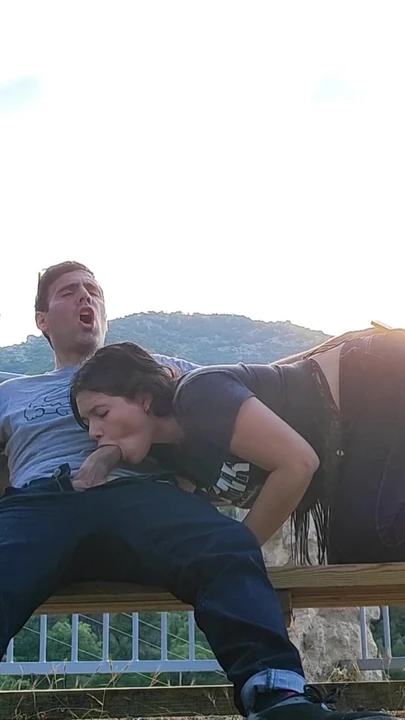 Esmer kadın açık havada emiyor