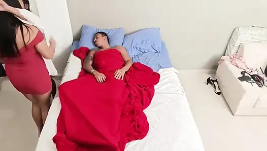 Kız arkadaşım gelip eğlenmek için arkadaşını çağırdığında yatıyordum