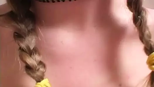 Bir genç üzerinde ona göğüsler masaj