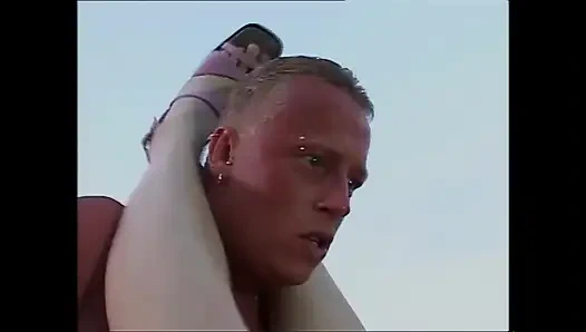 Sürtük sadece sikilmek için plaja tatile gitti