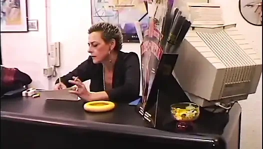 Милфа-блондинка обожает делать минет в офисе