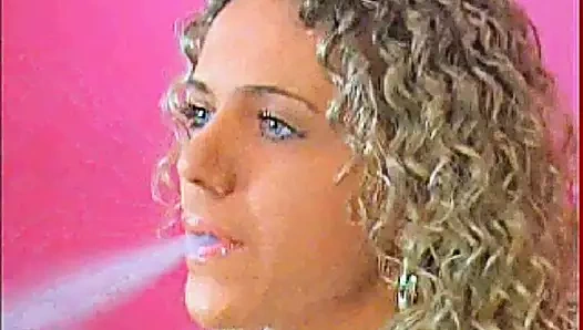 Kıvırcık saçlı sarışın sigara nargile