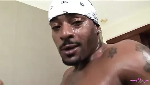 Zenci sürtük büyük siyah yarağa boşalmadan önce götünü sallıyor