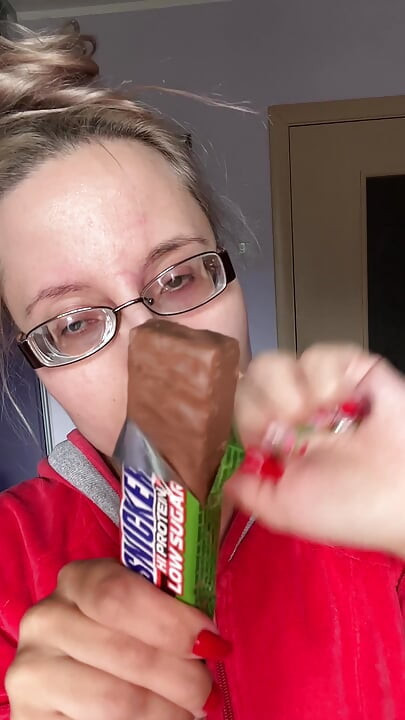 Dev götlü büyük dudaklı büyük gözlükler külodu azarlıyor protein bar