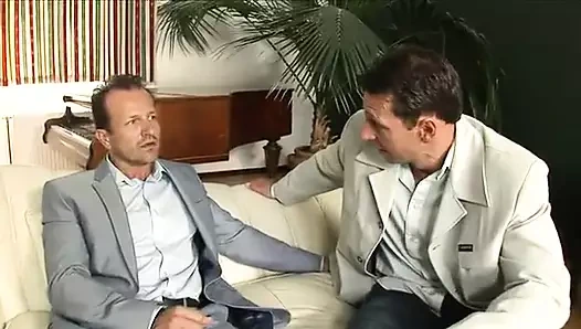 Yeni cinsel deneyimler arayan sürtük için iki sert yarak