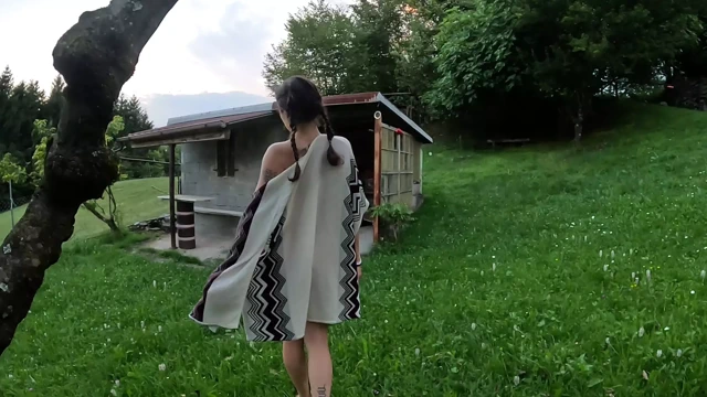 Mükemmel vücutlu kız açık havada yürürken soyunuyor