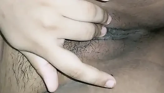 Sevimli kız kanepede pembe amcığını parmaklıyor
