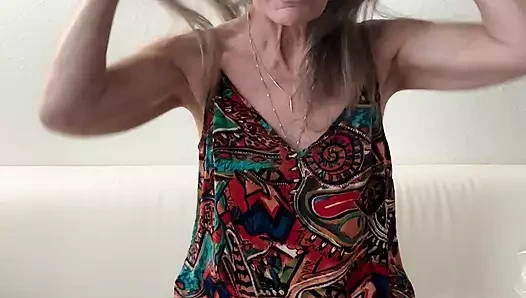 Alınan gözetleme gösterisi oyuncaklarının kutularını açıyor