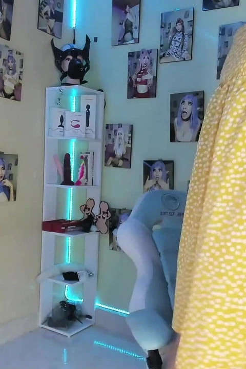 İtaatkar kadın kılıklı edepsizce konuşuyor ve kıyafetlerini değiştiriyor