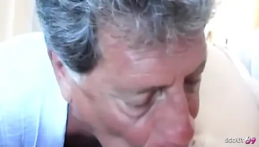 Üvey baba sarışın genç kızı ve en iyi arkadaşını baştan çıkarıyor