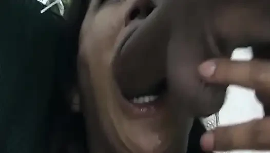 Bağlı orta yaşlı seksi kadın kalın yarakla öğüruyor ve büyük dölleme sızdırıyor