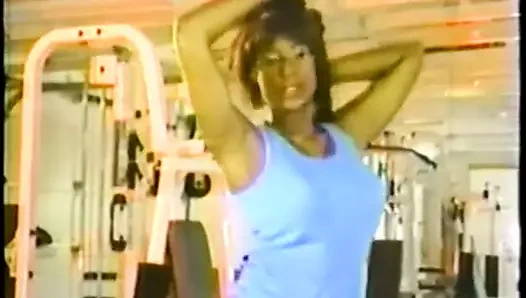 6 ft boyunda siyah kadın egzersiz