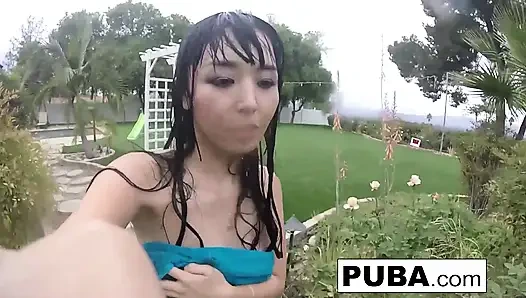 Marica Hase в сексуальном нижнем белье мастурбирует в зеркале