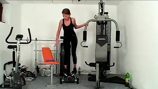 Genç Kızlar Spor Salonu Tutkusunda Yaşlı Biniyor