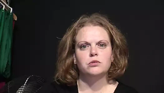 Alman iri güzel kadın tıraşlı amına uzun bir seks oyuncağıyla mastürbasyon yaparken büyük pirsingli göğüslerine dokunarak tahrik oluyor