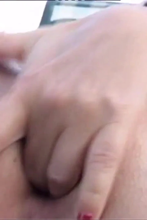 Dev memeli çok ateşli azgın orta yaşlı seksi kadın parmaklarıyla amına ve götüne mastürbasyon yapıyor ve bundan zevk alıyor