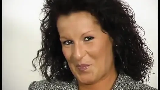 Klasik Alman orta yaşlı seksi kadın amına ve götüne derinden dildo yaparken çorap giyiyor