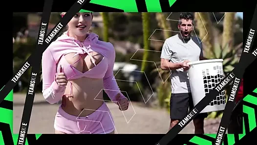 Meraklı üvey oğul ateşli orta yaşlı seksi üvey anne Vanessa Cage mastürbasyon yaparken yakalandı, sonra onu sikerek orgazm oluyor - bakış açısı