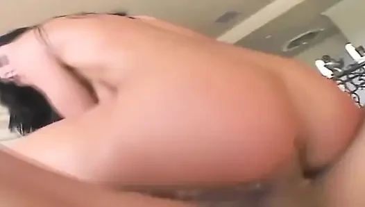 Tombul esmer hatun parmaklarıyla amını damlatarak patlamalı orgazm oluyor