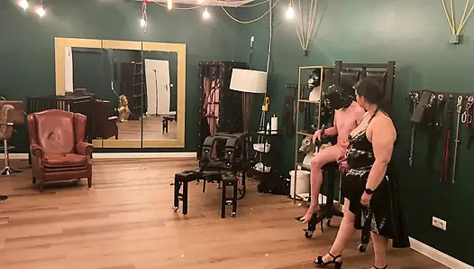 Lateks dommes bağlı kölenin götünü geniş açıyor