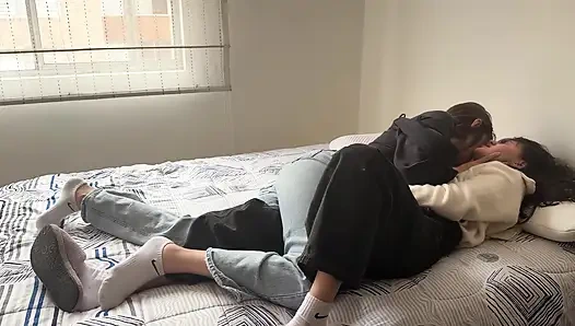 Birbirimize sürtünüyoruz