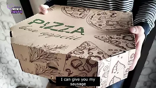 Kurye pizzayı karıştırdı ve sikini yapmasını teklif etti.
