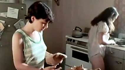 1996 filmden saten çiçekli külot içinde Monica Keea