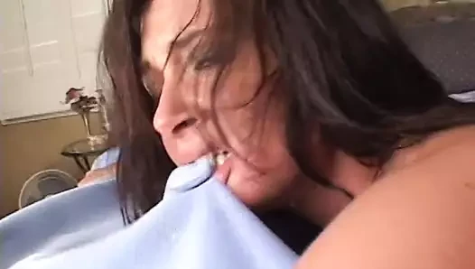 Çıtçıt yayılır dik esmerler kedi ile onun sert horoz